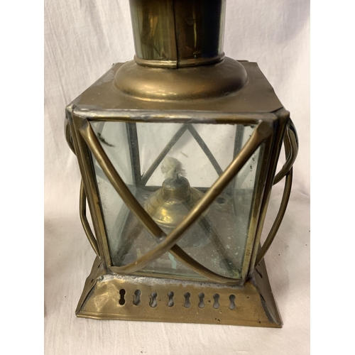 30 - A PAIR OF VINTAGE BRASS OIL LANTERNS H: 23CM