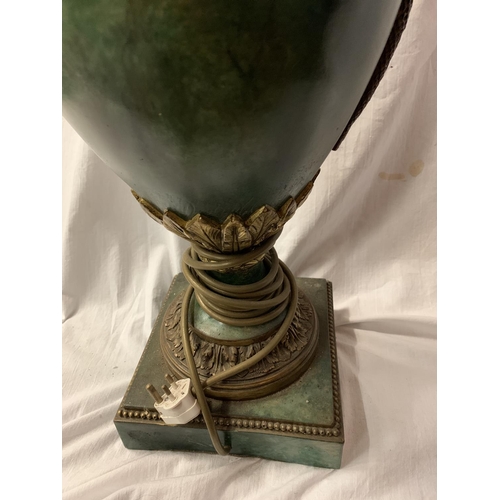 34 - A PAIR OF LARGE GREEN URN SHAPED TABLE LAMPS WITH TWIN HANDLES IN THE FORM OF INTERTWINED SNAKES H:7... 