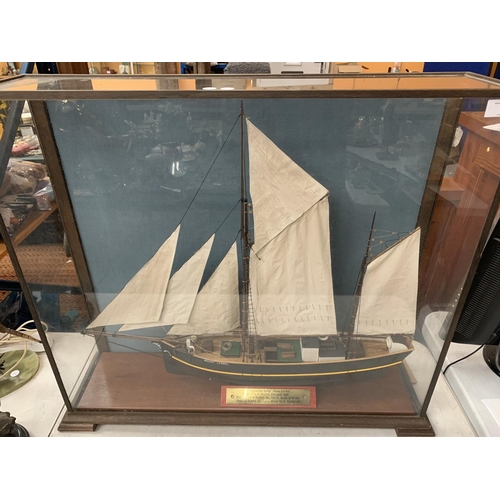 4 - A GLASS CASED WEST COUNTRY KETCH 'MOUNT CARMEL' WITH BRASS INSCRIPTION 18CM X 67CM X 74CM