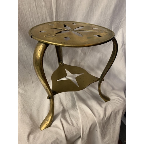 56 - AN ENGLISH VICTORIAN HEAVY BRASS TRI FOOTED TRIVET STAND H:30CM