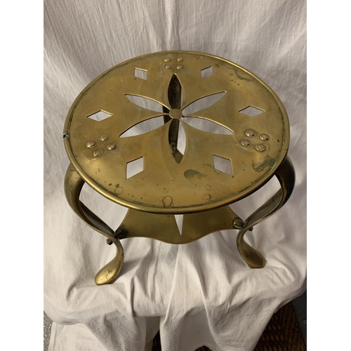 56 - AN ENGLISH VICTORIAN HEAVY BRASS TRI FOOTED TRIVET STAND H:30CM