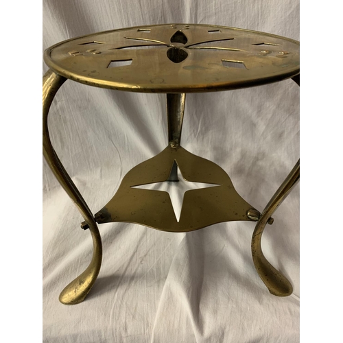 56 - AN ENGLISH VICTORIAN HEAVY BRASS TRI FOOTED TRIVET STAND H:30CM