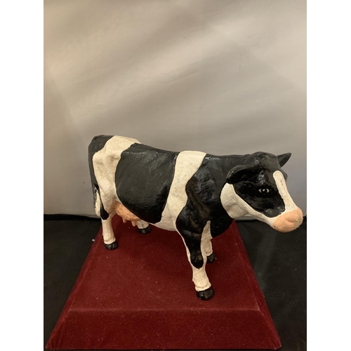 9 - A HEAVY CAST HAND PAINTED BLACK AND WHITE COW DOORSTOP WEIGHING APPROXIMATELY 5 KG H: 20CM