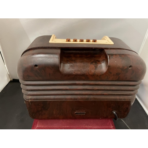 125 - A VINTAGE BUSH BAKELITE RADIO