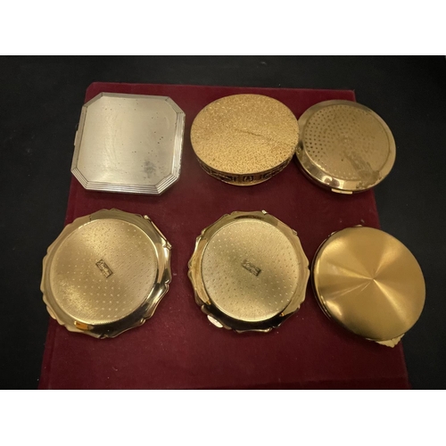 137 - A COLLECTION OF POWDER COMPACTS TO INCLUDE STRATTON, WADSWORTH USA AND OTHERS