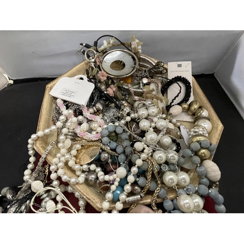 140 - A TRAY OF COSTUME JEWELLERY TO INCLUDE NECKLACES, BRACELETS ETC