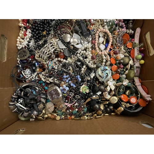 152 - A VERY LARGE QUANTITY OF COSTUME JEWELLERY