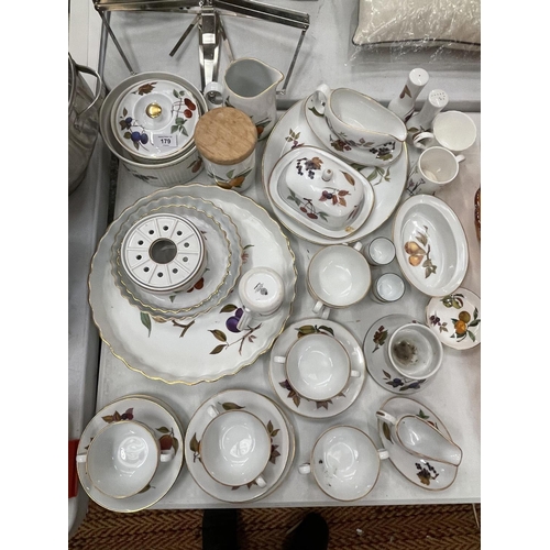 179 - A COLLECTION OF ROYAL WORCESTER PORCELAIN DINNER WARE IN THE EVESHAM DESIGN