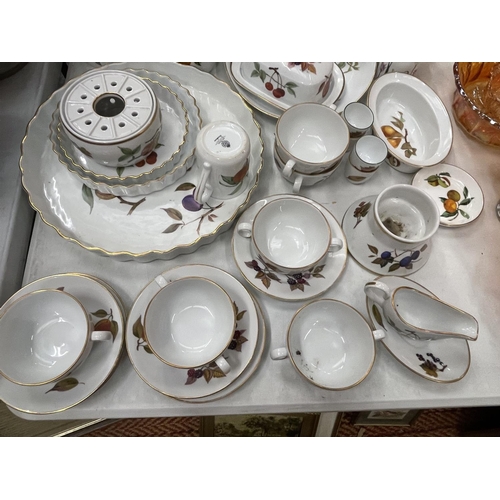 179 - A COLLECTION OF ROYAL WORCESTER PORCELAIN DINNER WARE IN THE EVESHAM DESIGN