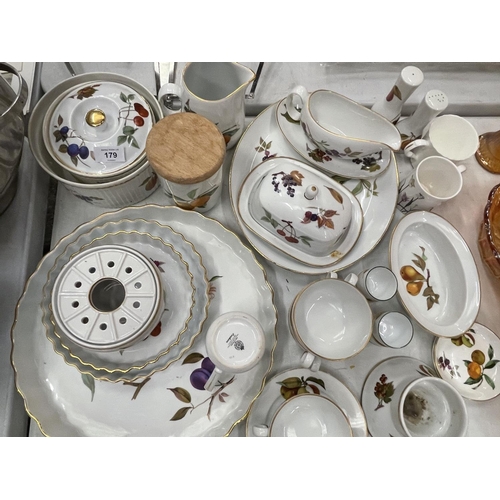 179 - A COLLECTION OF ROYAL WORCESTER PORCELAIN DINNER WARE IN THE EVESHAM DESIGN