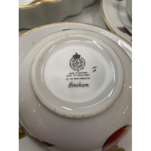 179 - A COLLECTION OF ROYAL WORCESTER PORCELAIN DINNER WARE IN THE EVESHAM DESIGN