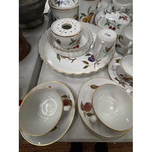 179 - A COLLECTION OF ROYAL WORCESTER PORCELAIN DINNER WARE IN THE EVESHAM DESIGN