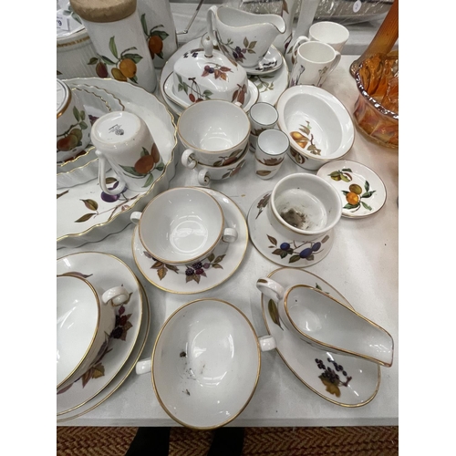 179 - A COLLECTION OF ROYAL WORCESTER PORCELAIN DINNER WARE IN THE EVESHAM DESIGN