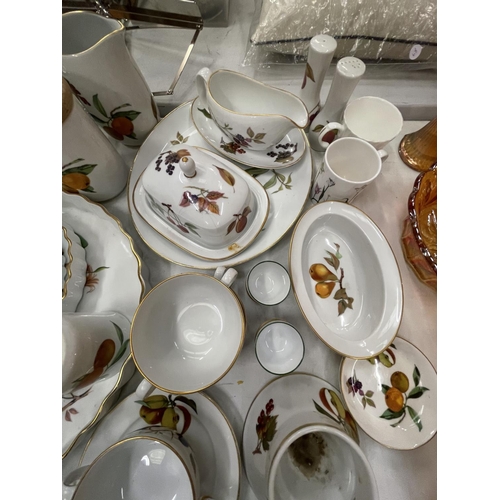 179 - A COLLECTION OF ROYAL WORCESTER PORCELAIN DINNER WARE IN THE EVESHAM DESIGN