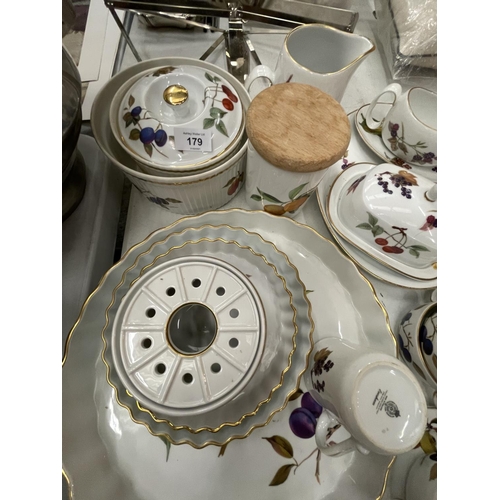 179 - A COLLECTION OF ROYAL WORCESTER PORCELAIN DINNER WARE IN THE EVESHAM DESIGN