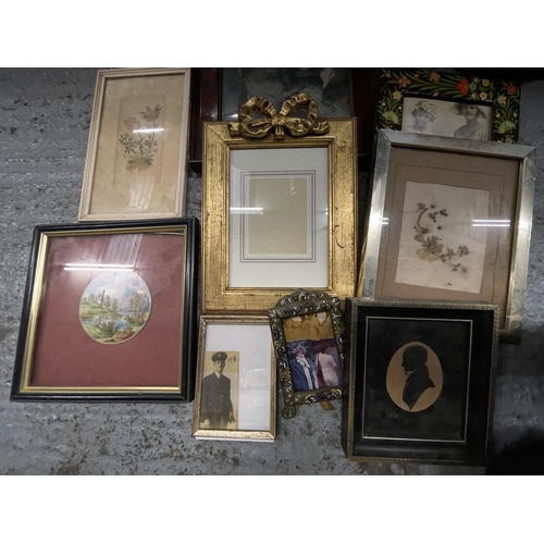 191 - A COLLECTION OF PICTURES AND FRAMES TO INCLUDE A FRAMED HAND PAINTED POT LID AND A SMALL BRASS CLOIS... 