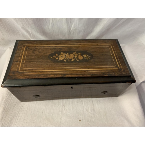 1 - A SMALL VICTORIAN ROSEWOOD CYLINDER MUSIC BOX WITH INLAY DECORATION AND HAVING INNER GLAZED LID ENCL... 