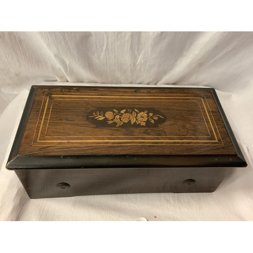 1 - A SMALL VICTORIAN ROSEWOOD CYLINDER MUSIC BOX WITH INLAY DECORATION AND HAVING INNER GLAZED LID ENCL... 