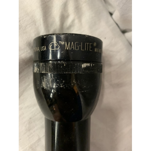 80 - A VINTAGE METAL POLICEMAN'S NIGHT TORCH L: 19 INCHES BELIEVED IN WORKING ORDER BUT NO WARRANTY