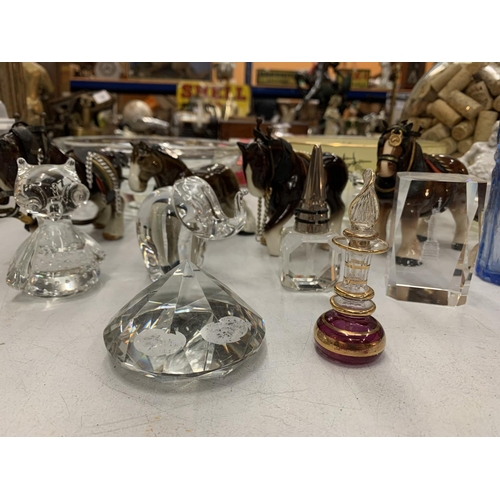 186 - A COLLECTION OF GLASS WARE AND CERAMICS TO INCLUDE GLASS PAPERWEIGHTS, SHIRE HORSES ETC