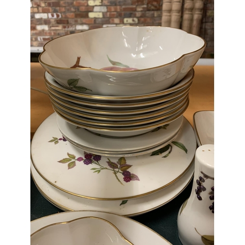 214 - A COLLECTION OF ROYAL WORCESTER 'EVESHAM' TABLEWARE TO INCLUDE PLATES, BOWLS, ETC