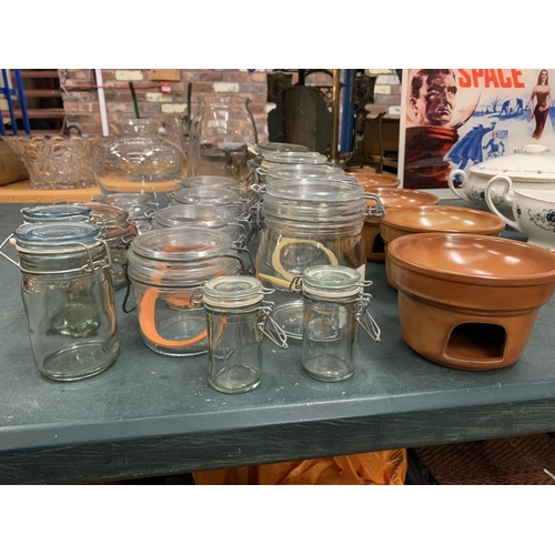 219 - A COLLECTION OF GLASS AND CERAMICS TO INCLUDE KILNER STYLE STORAGE JARS, CANDLE WAX BURNERS AND VASE... 