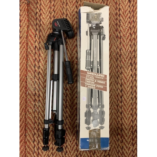 221 - A VANGUARD VT-508 TRIPOD WITH BOX