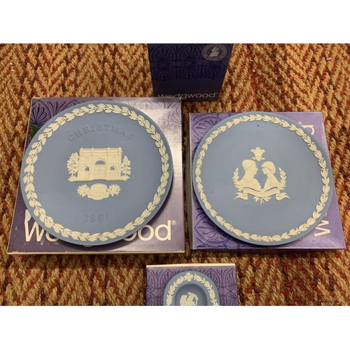 223 - FOUR BLUE AND WHITE JASPERWARE ITEMS TO INCLUDE PLATES. TRINKET DISHES AND A VASE  ALL WITH BOXES