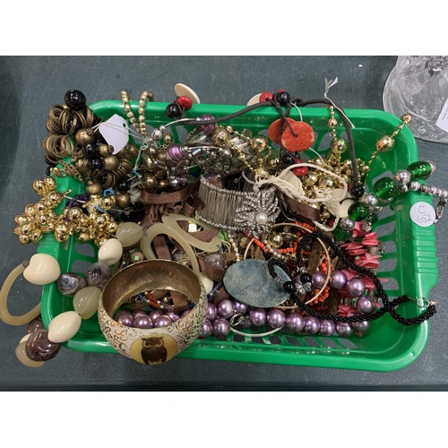 225 - A COLLECTION OF COSTUME JEWELLERY TO INCLUDE NECKLACES, BRACELETS/BANGLES ETC