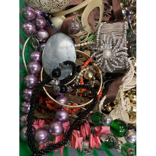 225 - A COLLECTION OF COSTUME JEWELLERY TO INCLUDE NECKLACES, BRACELETS/BANGLES ETC