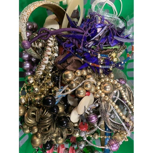 225 - A COLLECTION OF COSTUME JEWELLERY TO INCLUDE NECKLACES, BRACELETS/BANGLES ETC