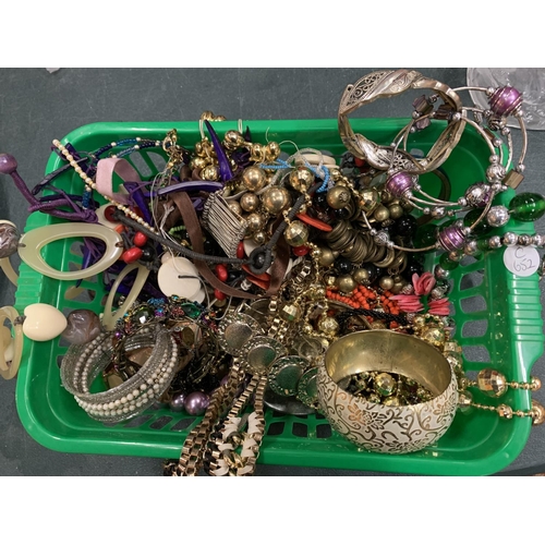 225 - A COLLECTION OF COSTUME JEWELLERY TO INCLUDE NECKLACES, BRACELETS/BANGLES ETC