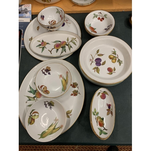 226 - A COLLECTION OF ROYAL WORCESTER PORCELAIN DINNER WARE IN THE EVESHAM DESIGN