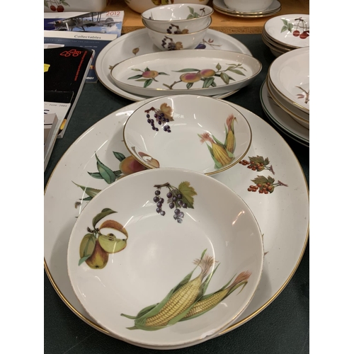 226 - A COLLECTION OF ROYAL WORCESTER PORCELAIN DINNER WARE IN THE EVESHAM DESIGN