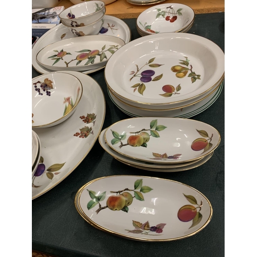 226 - A COLLECTION OF ROYAL WORCESTER PORCELAIN DINNER WARE IN THE EVESHAM DESIGN