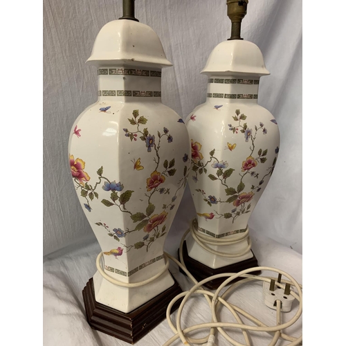 228 - A PAIR OF DECORATIVE CERAMIC TABLE LAMPS WITH A FLORAL DESIGN