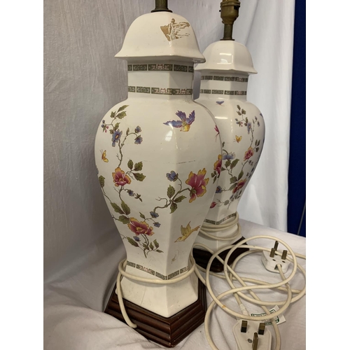 228 - A PAIR OF DECORATIVE CERAMIC TABLE LAMPS WITH A FLORAL DESIGN