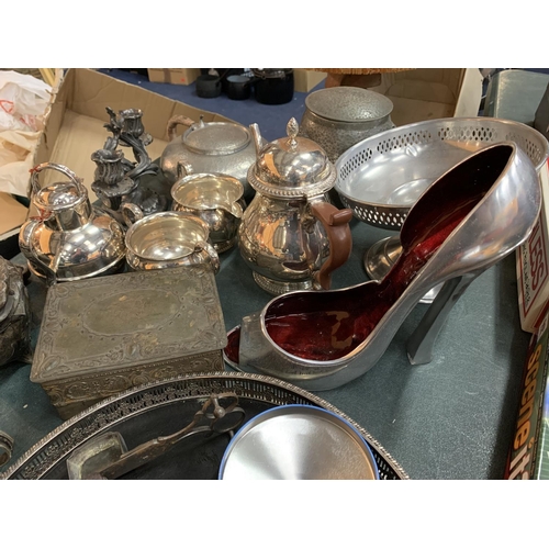 233 - A LARGE COLLECTION OF ASSORTED METAL WARE TO INCLUDE SILVER PLATE, PEWTER, ETC