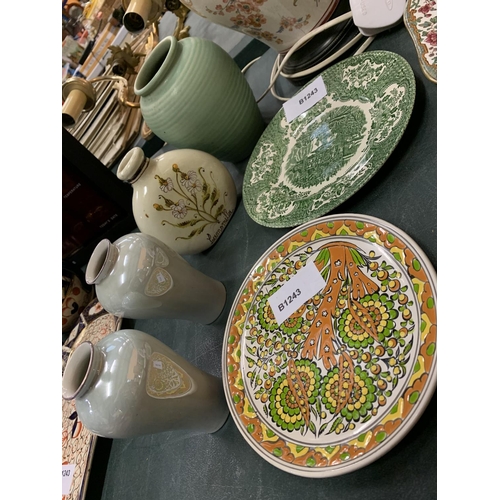 261 - AN ASSORTMENT OF CERAMIC ITEMS TO INCLUDE PLATES, A LAMP BASE AND SMALL VASES