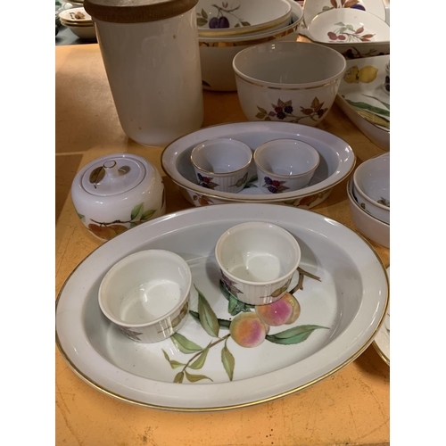 264 - A COLLECTION OF ROYAL WORCESTER PORCELAIN DINNER WARE IN THE EVESHAM DESIGN