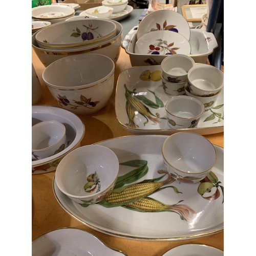 264 - A COLLECTION OF ROYAL WORCESTER PORCELAIN DINNER WARE IN THE EVESHAM DESIGN