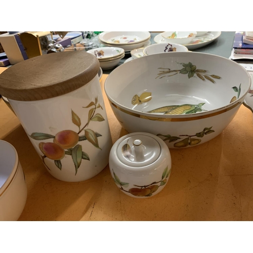 264 - A COLLECTION OF ROYAL WORCESTER PORCELAIN DINNER WARE IN THE EVESHAM DESIGN