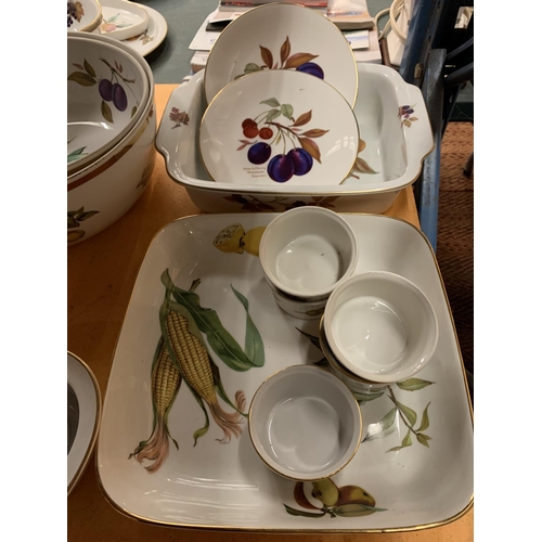 264 - A COLLECTION OF ROYAL WORCESTER PORCELAIN DINNER WARE IN THE EVESHAM DESIGN