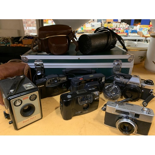 265 - AN ASSORTMENT OF VINTAGE CAMERAS, CASES AND A FLASH ETC