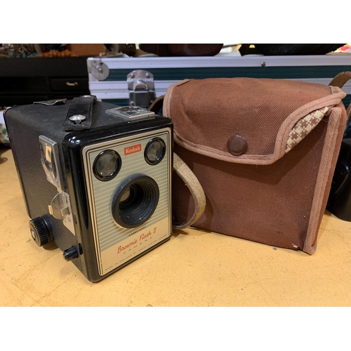 265 - AN ASSORTMENT OF VINTAGE CAMERAS, CASES AND A FLASH ETC