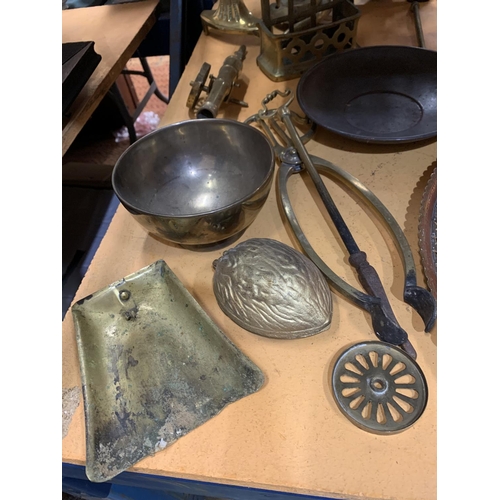 269 - A LARGE QUANTITY OF BRASS ITEMS