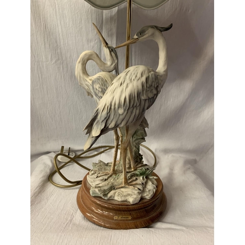 272 - A TABLE LAMP OF TWO STORKS ON A WOODEN BASE C/W SHADE