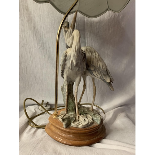 272 - A TABLE LAMP OF TWO STORKS ON A WOODEN BASE C/W SHADE