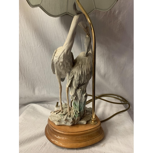 272 - A TABLE LAMP OF TWO STORKS ON A WOODEN BASE C/W SHADE