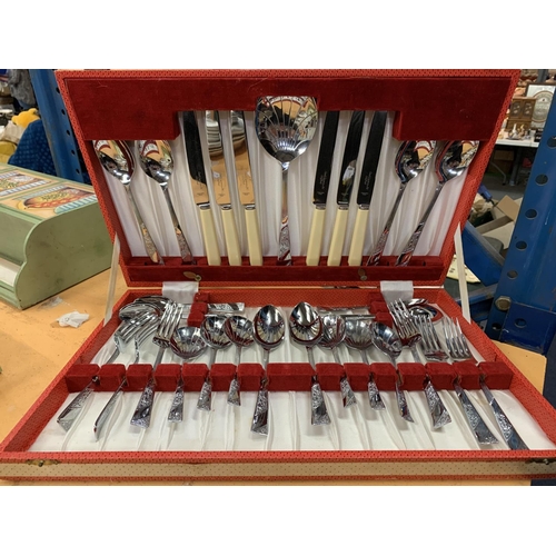 280 - A BOXED CANTEEN OF RETRO CUTLERY